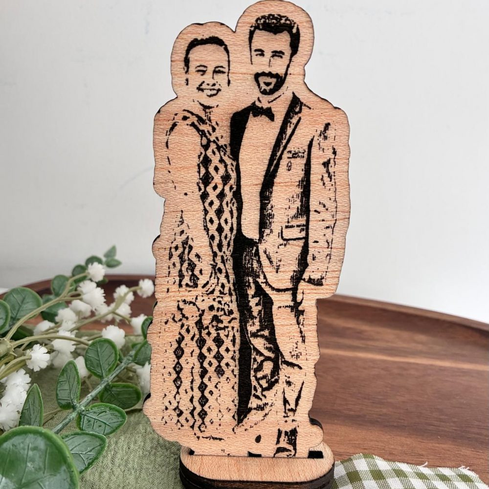 Silueta grabada detalle novios